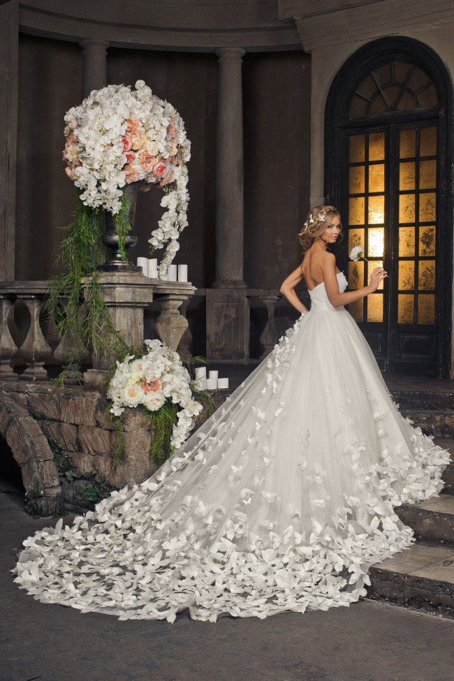 Объемная юбка свадебного наряда превращает невесту в сказочную фею