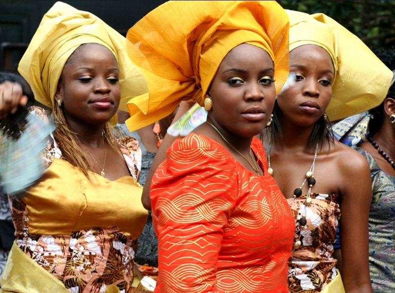 Сочная палитра свадебного наряда африканской невесты пророчит счастливое будущее