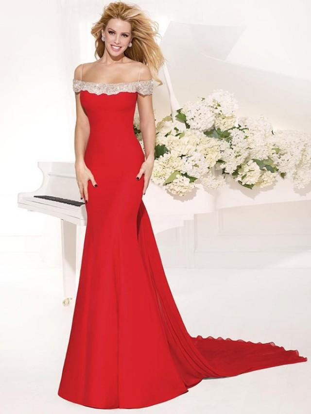 Алое платье американских брендов – отличный вариант для выхода на красную дорожку