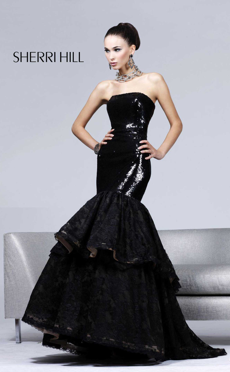 Черное платье бюстье выглядит респектабельно и элегантно