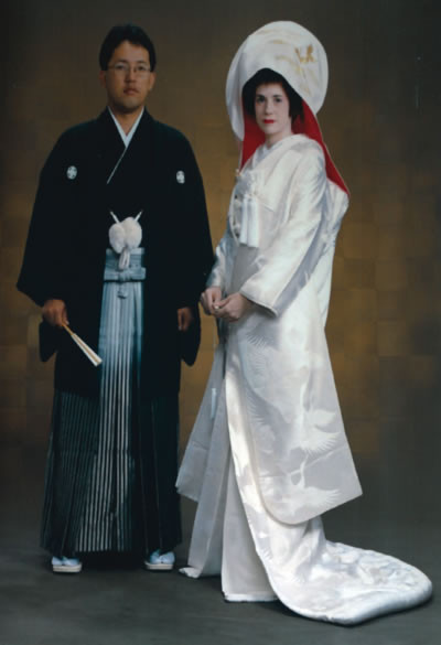 Японская невеста выходит замуж в белом кимоно