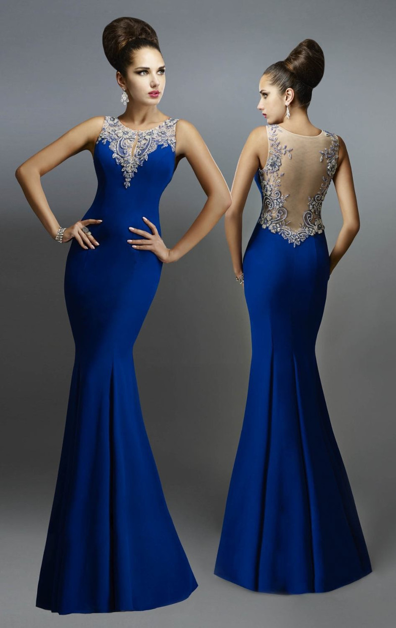 Королевский синий – один из любимых цветов дизайнеров вечерних платьев