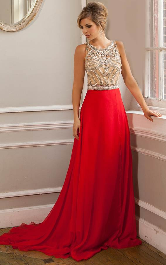 Красное платье с расшитым верхом выглядит роскошно
