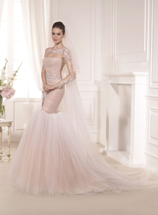 Пудровый оттенок свадебного платья подчеркнет свежесть лица