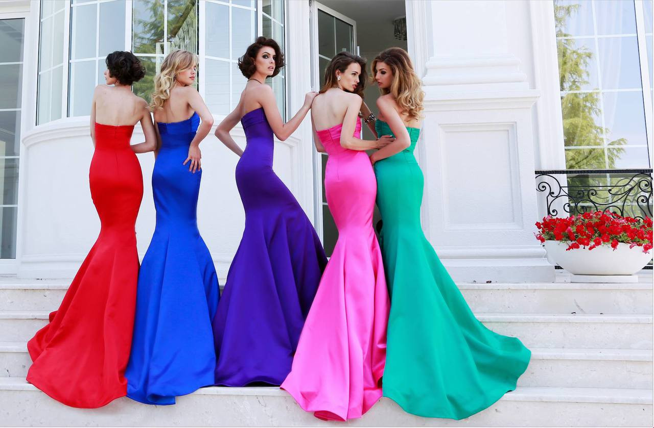 Разноцветные платья подружек выгодно оттенят белизну платья невесты