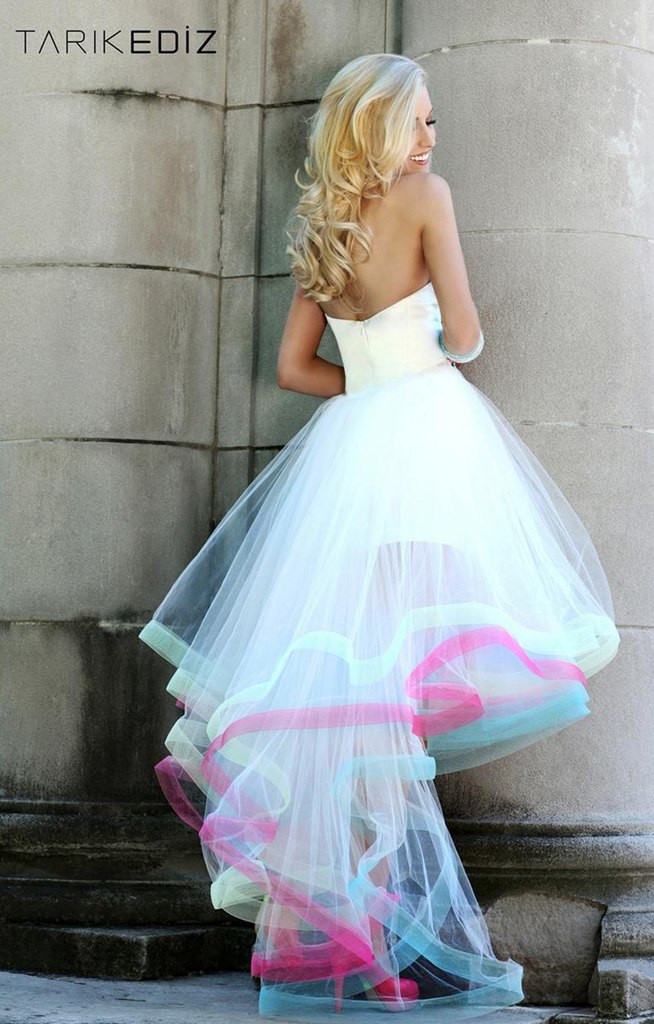 Цветная отделка делает белое свадебное платье более интересным