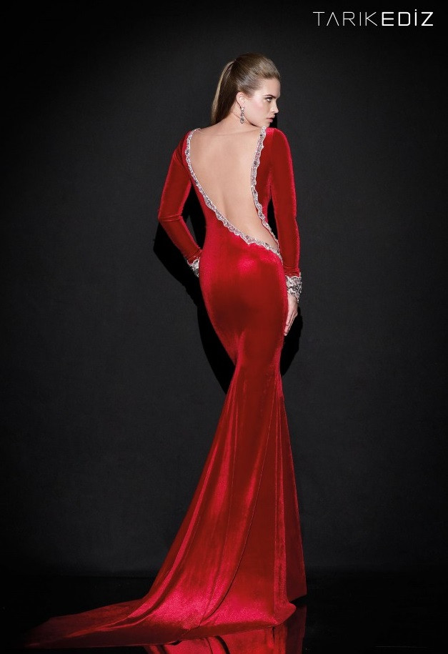 Вечернее бархатное платье от Тарик Эдиз выглядит роскошно